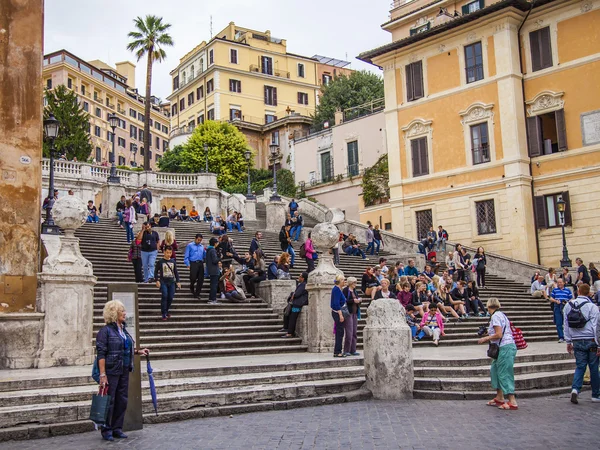 Рим, Италия, 10 октября 2013 года. Вид на город. Туристы на испанской лестнице — стоковое фото