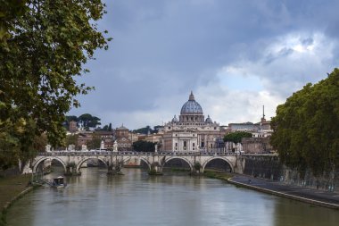 10 Ekim 2013 tarihinde, Roma, İtalya. Bir görünümünü bentleri Tiber ve Nehri Köprüsü