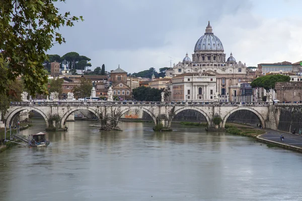 Roma, Italia, 10 de octubre de 2013. Una vista de los terraplenes del Tíber y el puente a través del río — Foto de Stock