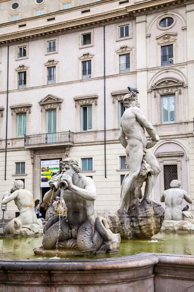 Roma, Italia, 10 de octubre de 2013. La fuente en la plaza Navon — Foto de Stock