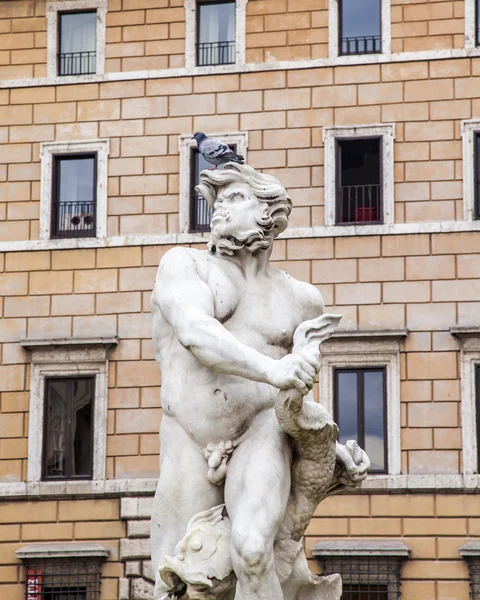 Roma, Italia, 10 de octubre de 2013. Una antigua escultura en un entorno urbano — Foto de Stock