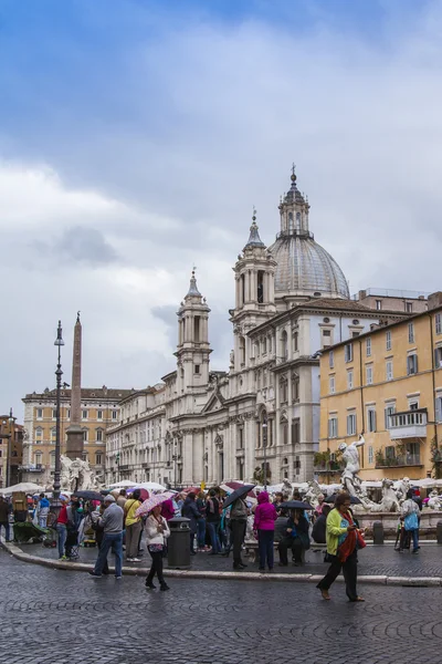 Roma, Italia, il 10 ottobre 2013. Vista urbana. Passeggiata turistica in Piazza Navona — Foto Stock