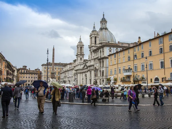 Roma, Italia, 10 de octubre de 2013. Vista urbana. Turistas caminan por la Plaza Navona —  Fotos de Stock