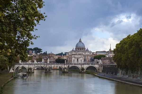Rome, Italië, op 10 oktober 2013. Een weergave van de taluds van Tiber en de brug door de rivier — Stockfoto