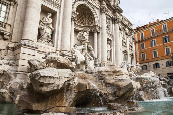 Roma, Italia, 10 de octubre de 2013. La fuente de Trevi - un de los símbolos de Roma, conocido histórico y arquitectónico vista — Foto de Stock