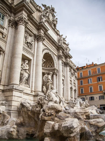 Roma, Itália, em 10 de outubro de 2013. A fonte de Trevi - um de símbolos de Roma, vista histórica e arquitetônica conhecida — Fotografia de Stock