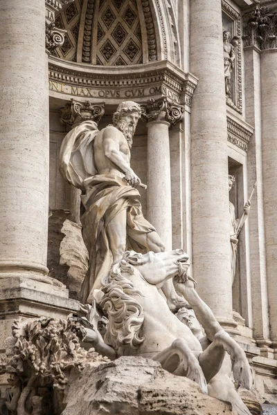 Roma, Italia, 10 de octubre de 2013. La fuente de Trevi - un de los símbolos de Roma, conocido histórico y arquitectónico vista — Foto de Stock