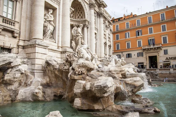 Roma, Italia, 10 de octubre de 2013. La fuente de Trevi - un de los símbolos de Roma, conocido histórico y arquitectónico vista — Foto de Stock