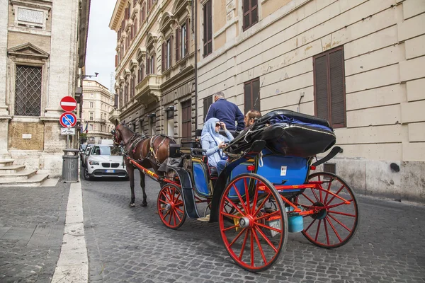 Rome, Italy, on October 10, 2013. Tourists go sightseeing — Stock Photo, Image