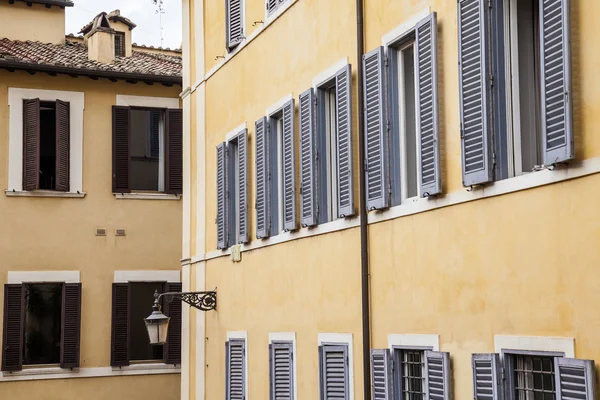 Rzym, Włochy, na 10 października 2013. Architektoniczne szczegóły starych domów — Zdjęcie stockowe