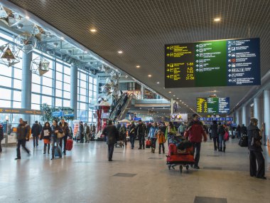 Moskova, Rusya, 20 Şubat 2010 tarihinde. Moskova Domodedovo Havaalanı Kalkış Salonu