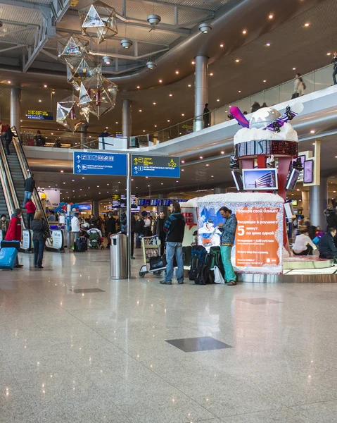 Moscow, Russia, on February 20, 2010. Hall of a departure of the Moscow airport of Domodedovo — Stock Photo, Image