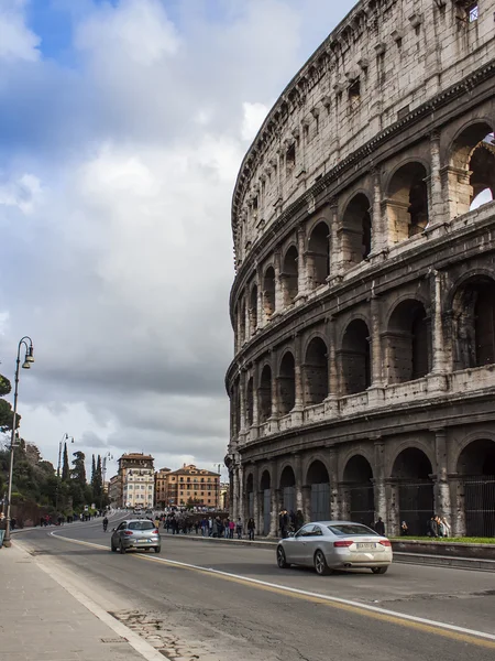 Rom, Italien, den 21 februari, 2010. Colosseum - en av de mest kända historiska och arkitektoniska sevärdheterna i Rom — Stockfoto