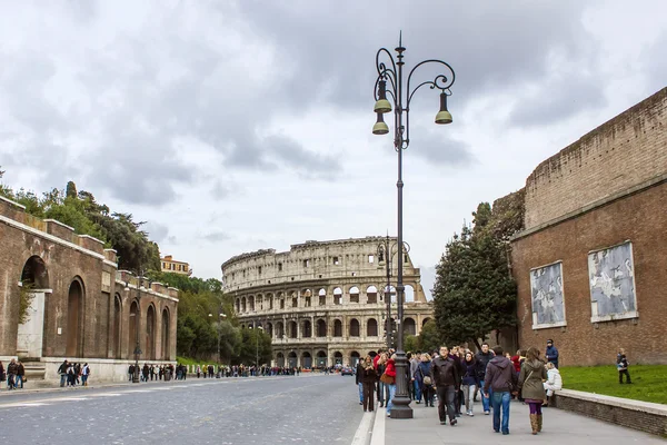 Rom, Italien, den 21 februari, 2010. Colosseum - en av de mest kända historiska och arkitektoniska sevärdheterna i Rom — Stockfoto