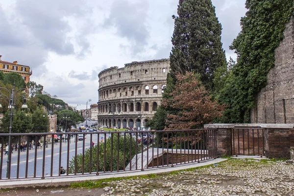 Ρώμη, Ιταλία, στις 21 Φεβρουαρίου 2010. Το Κολοσσαίο - ένα από τα πιο γνωστά ιστορικά και αρχιτεκτονικά αξιοθέατα της Ρώμης — Φωτογραφία Αρχείου