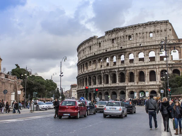 Roma, Italia, el 21 de febrero de 2010. El Coliseo - uno de los monumentos históricos y arquitectónicos más conocidos de Roma —  Fotos de Stock
