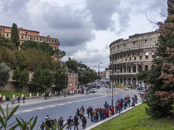 Ρώμη, Ιταλία, στις 21 Φεβρουαρίου 2010. Το Κολοσσαίο - ένα από τα πιο γνωστά ιστορικά και αρχιτεκτονικά αξιοθέατα της Ρώμης — Φωτογραφία Αρχείου