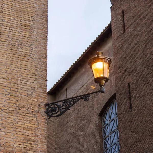 Rome, Italie, le 21 février 2010. Ancien lampadaire — Photo