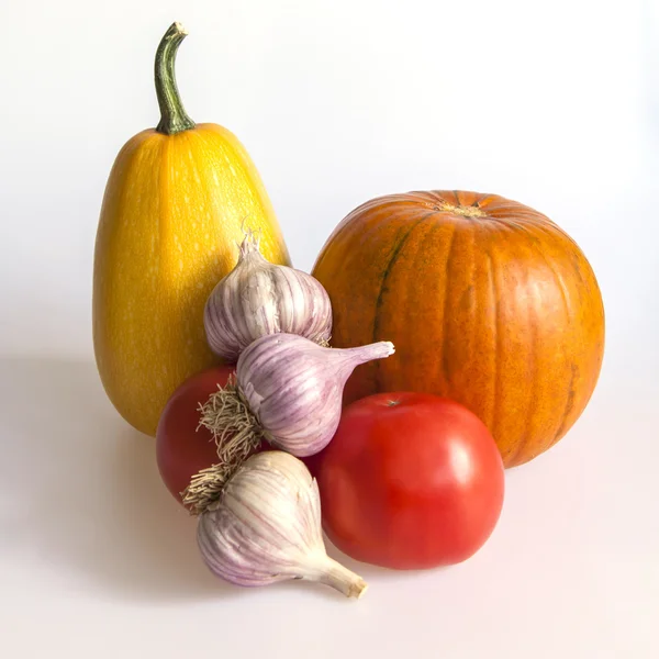 Orange pumpa, tomat, vitlök för sallad — Stockfoto