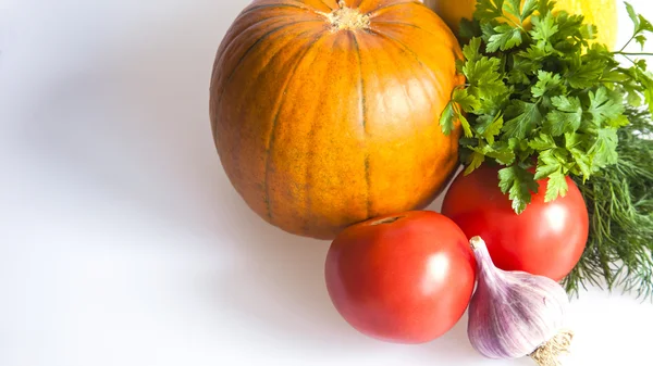 Calabaza naranja, tomate, ajo y ajo para ensalada — Foto de Stock