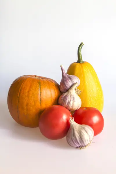 Calabaza naranja, tomate, ajo para ensalada — Foto de Stock