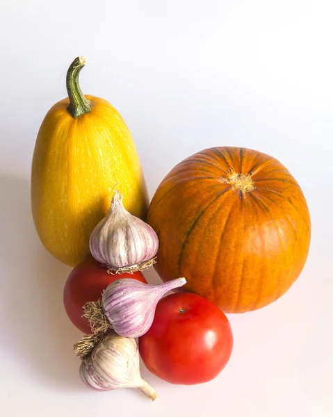 Orange pumpa, tomat, vitlök för sallad — Stockfoto