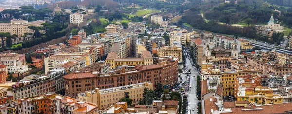 Roma, Italia, 22 de febrero de 2010. Una vista de la ciudad desde una plataforma de levantamiento de la Catedral de San Pedro — Foto de Stock