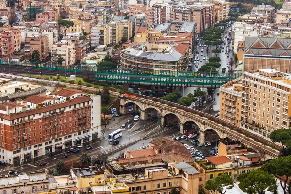 Rom, Italien, den 22 februari, 2010. Utsikt över staden från en undersökning plattform av Peterskyrkan — Stockfoto