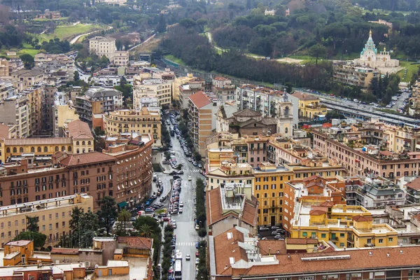 Roma, Italia, 22 de febrero de 2010. Una vista de la ciudad desde una plataforma de levantamiento de la Catedral de San Pedro — Foto de Stock