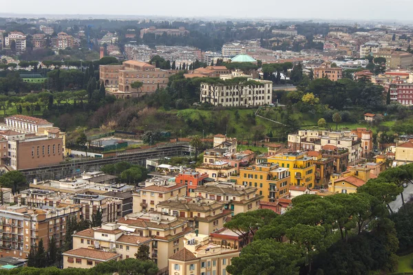 Roma, Italia, 22 de febrero de 2010. Una vista de la ciudad desde una plataforma de levantamiento de la Catedral de San Pedro — Foto de Stock