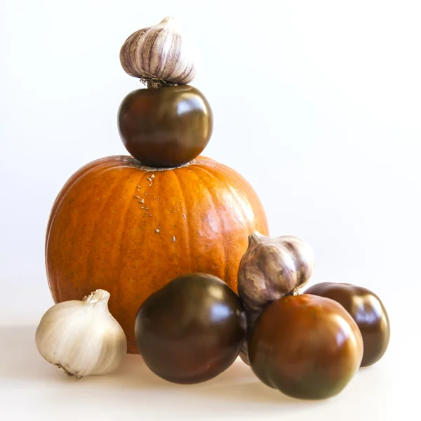 Oranje pompoen, zwarte tomaat, knoflook voor salade — Stockfoto