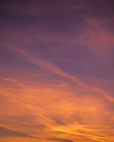 O céu pintado por raios do pôr-do-sol — Fotografia de Stock