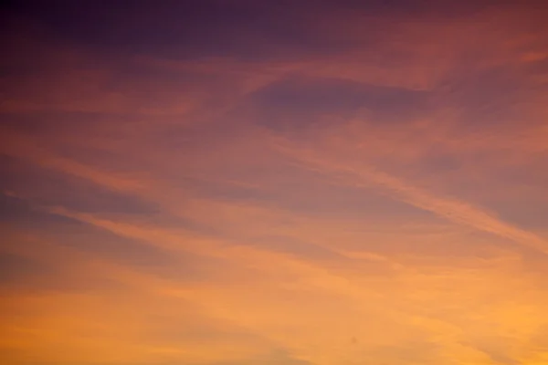 Der Himmel gemalt von den Strahlen der untergehenden Sonne — Stockfoto