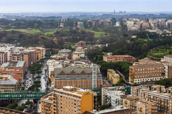 Rome, Italië, op 22 februari 2010. Een uitzicht op de stad vanaf een enquête platform van St. Peter's Cathedral — Stockfoto