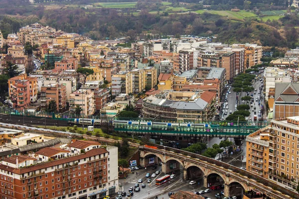 Rome, Italië, op 22 februari 2010. Een uitzicht op de stad vanaf een enquête platform van St. Peter's Cathedral — Stockfoto