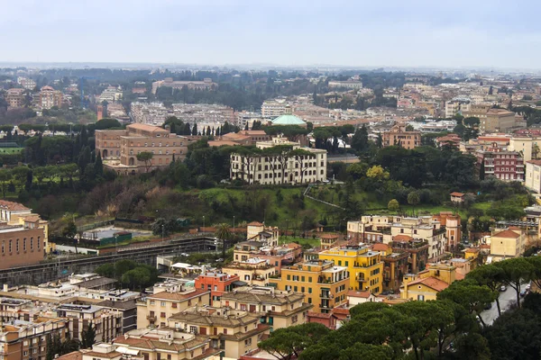 Rom, Italien, den 22 februari, 2010. Utsikt över staden från en undersökning plattform av Peterskyrkan — Stockfoto