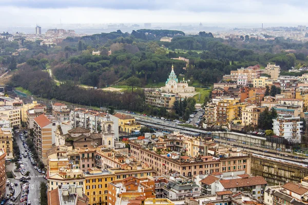 Rom, Italien, den 22 februari, 2010. Utsikt över staden från en undersökning plattform av Peterskyrkan — Stockfoto