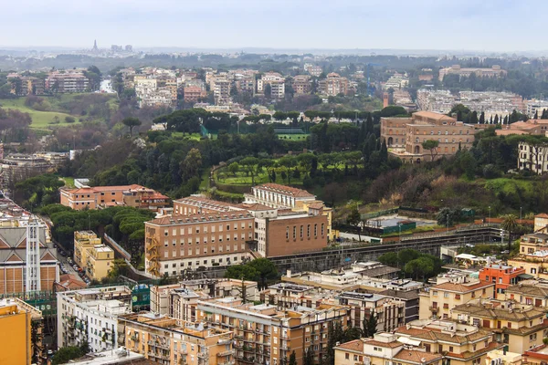 Rom, Italien, den 22 februari, 2010. Utsikt över staden från en undersökning plattform av Peterskyrkan — Stockfoto