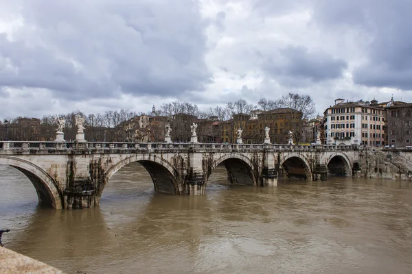 Roma, Italia, el 21 de febrero de 2010. Una vista de los terraplenes del Tíber y el puente a través del río — Foto de Stock