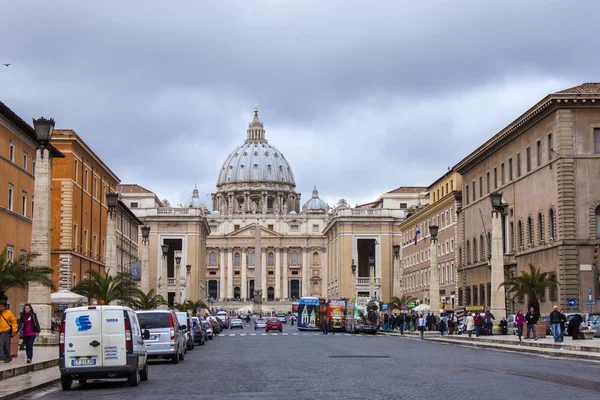 ローマ、イタリア、2010 年 2 月 22 日に。典型的な都市景観です。バチカンのサン ・ ピエトロ大聖堂 — ストック写真