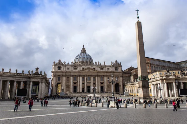 Roma, Itália, em 22 de fevereiro de 2010. Vista urbana típica. Catedral de São Pedro no Vaticano — Fotografia de Stock