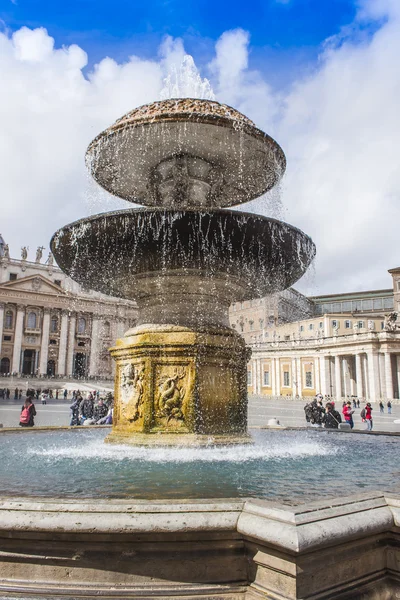Rzym, Włochy, na 21 lutego 2010. Fontanna na Placu Świętego Piotra w Vatican — Zdjęcie stockowe