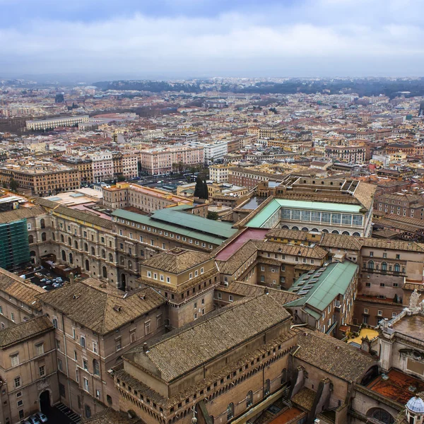 Roma, Italia, 22 de febrero de 2010. Una vista de la ciudad desde una plataforma de levantamiento de la Catedral de San Pedro — Foto de Stock