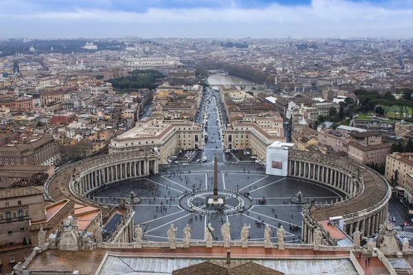 Roma, Italia, 22 de febrero de 2010. Una vista de la ciudad desde una plataforma de levantamiento de la Catedral de San Pedro — Foto de Stock