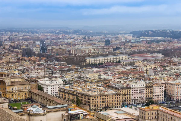 Rom, Italien, den 22 februari, 2010. Utsikt över staden från en undersökning plattform av Peterskyrkan — Stockfoto