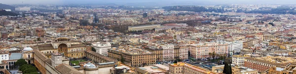 Rom, Italien, den 22 februari, 2010. Utsikt över staden från en undersökning plattform av Peterskyrkan — Stockfoto