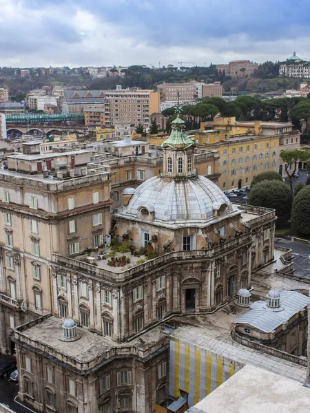 Roma, Italia, 22 de febrero de 2010. Una vista de la ciudad desde una plataforma de levantamiento de la Catedral de San Pedro — Foto de Stock