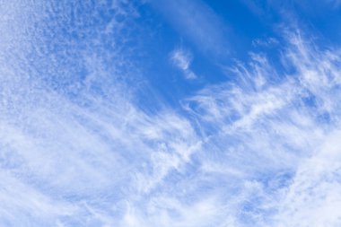 Parlak mavi gökyüzü güneşli bir gün beyaz bulutlar ile