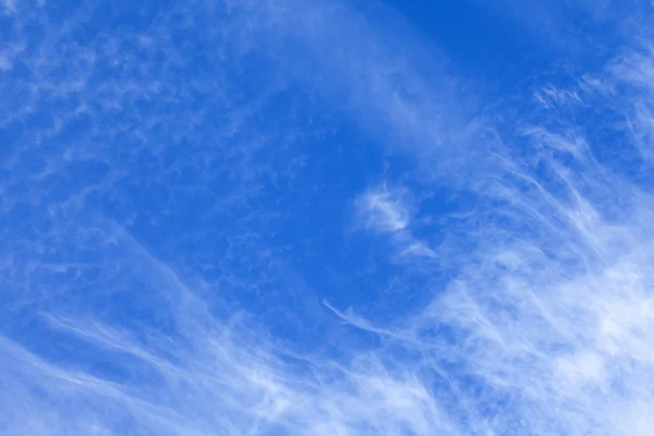 白い雲晴れた日の明るく青い空 — ストック写真