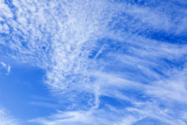 白い雲晴れた日の明るく青い空 — ストック写真